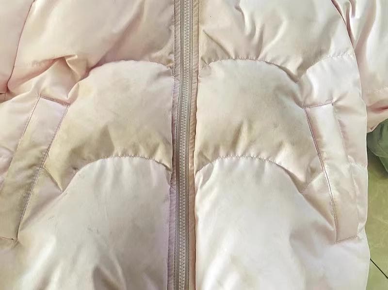 羽绒服清洗指南：专用清洁剂配合正确手法，保暖又蓬松