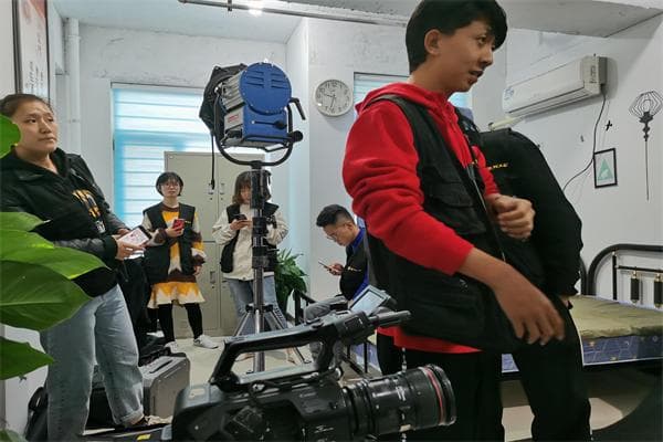 镜头运镜专业术语详解：从基础概念到实战技巧