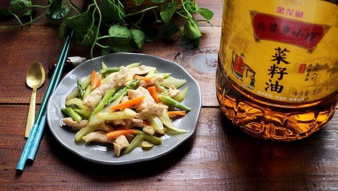 芦笋西芹炒鸡胸肉：低脂高蛋白的夏日健康菜