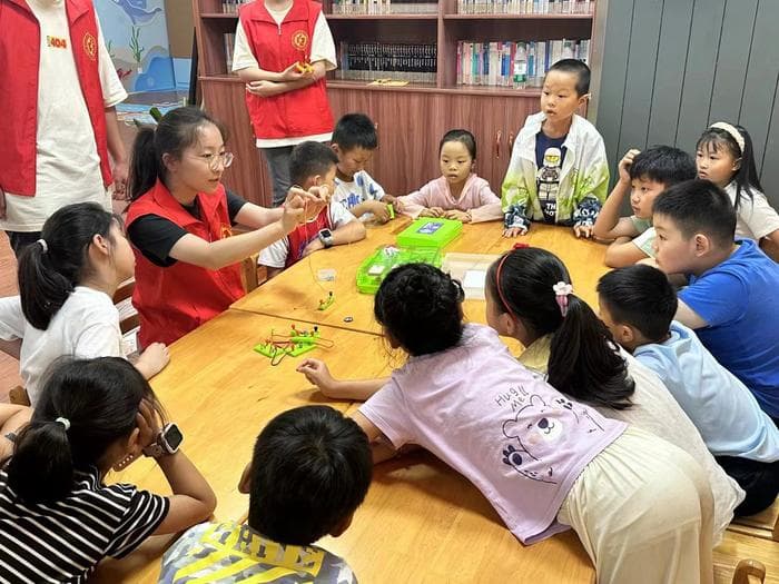 江苏南京：大学生在基层锻炼中奉献青春力量