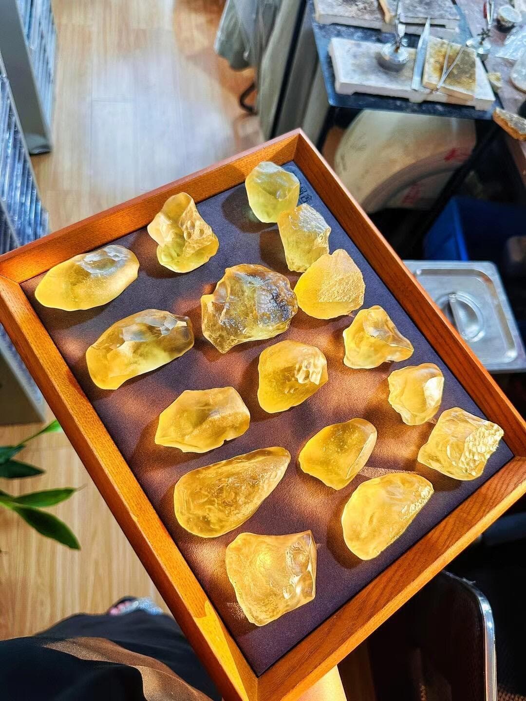 利比亚玻璃陨石多少钱一克？市场行情揭秘与价格趋势分析