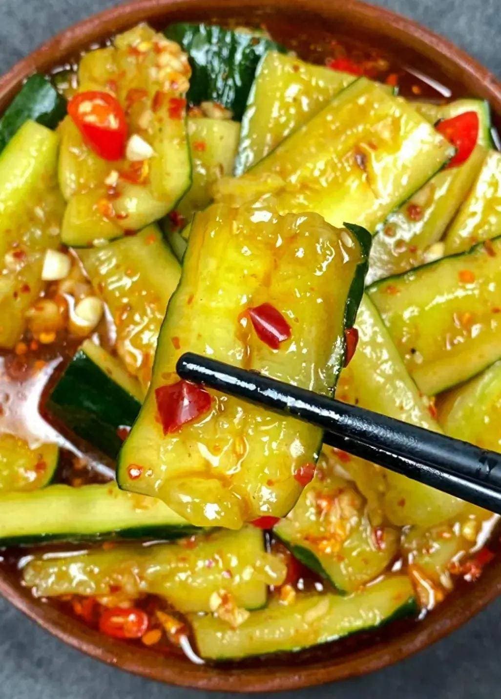 想让凉拌黄瓜好吃？厨师长教你 5 个技巧，别直接加调料哦