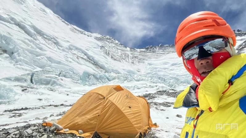 勇攀“地球之巅” 内蒙古登山者实现单人自主登顶珠峰