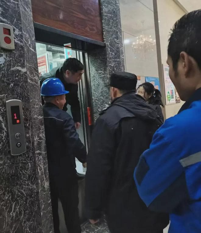 黄金30分钟自救指南：被电梯困住时，比勇气更重要的是方法