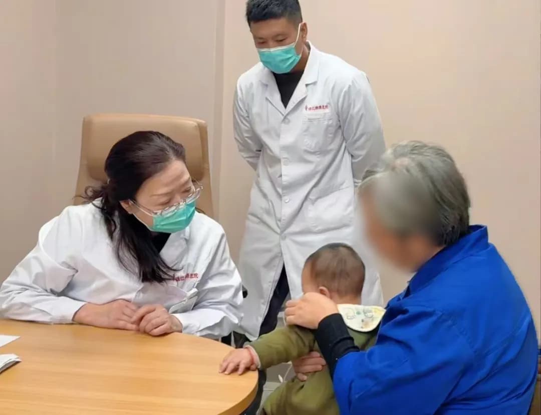 被虫子叮了染上疥疮，一家五口不停「挠啊挠」