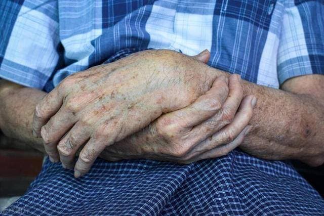 为什么老年人身上会长出老人斑？想要改善，要做好这5件事