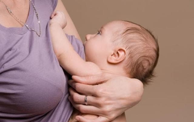 坚持母乳喂养大有好处！这3个喂养技巧，妈妈们都应该知道~