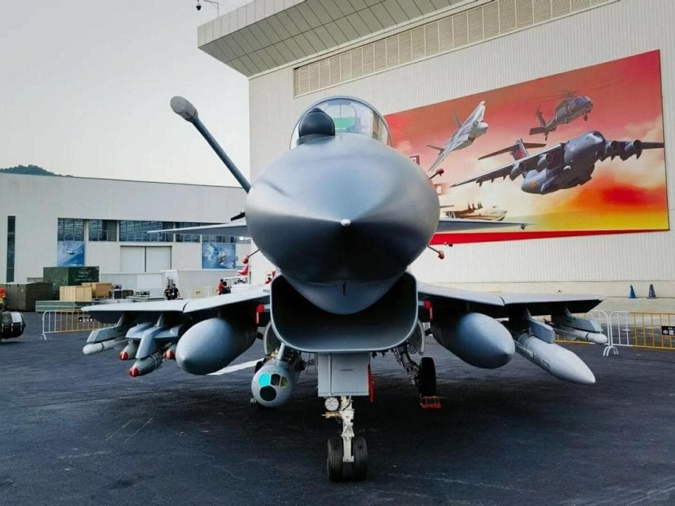 聚焦珠海航展：歼-10CE战斗机配备新型挂架 可额外携带2枚中距弹