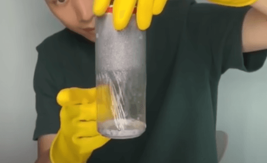 可乐罐放进疏通剂里变透明薄膜，薄膜的存在竟和早熟有关，加州为此贴上警告
