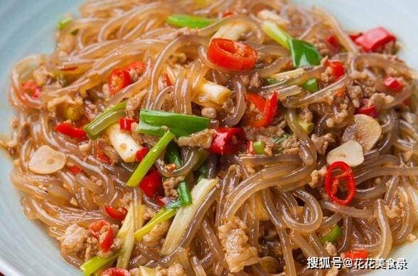 炒粉条要想好吃，焯水后切忌直接炒，做步重要1步，不粘锅不成坨