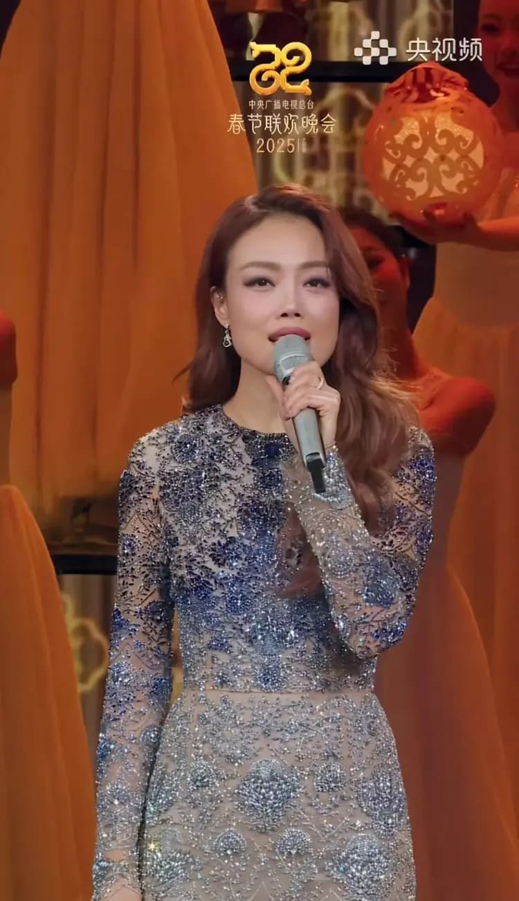 曾因“丑”被解雇，如今被两位大佬力捧，容祖儿为何如此吸引？