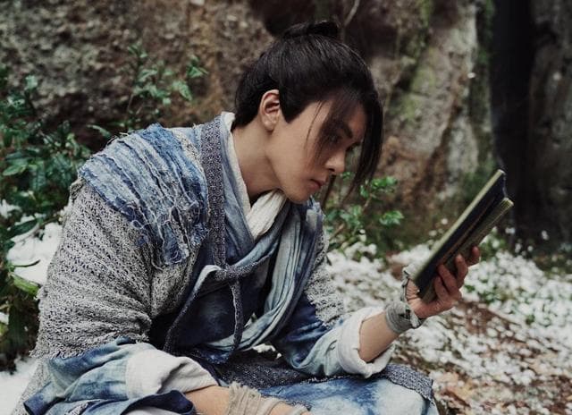 张无忌：在侠义与情感中挣扎的武林英雄