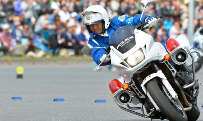 日本骑警驾驶技巧：高速过弯的实用指南