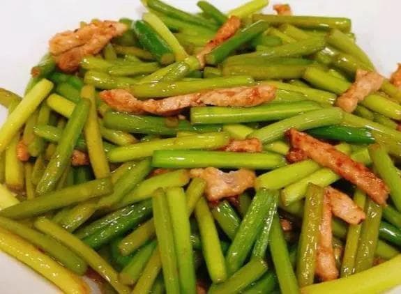 蒜苔炒肉：健康美味的家常菜推荐