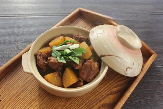 冬季养生菜：土豆炖排骨的营养与制作全攻略