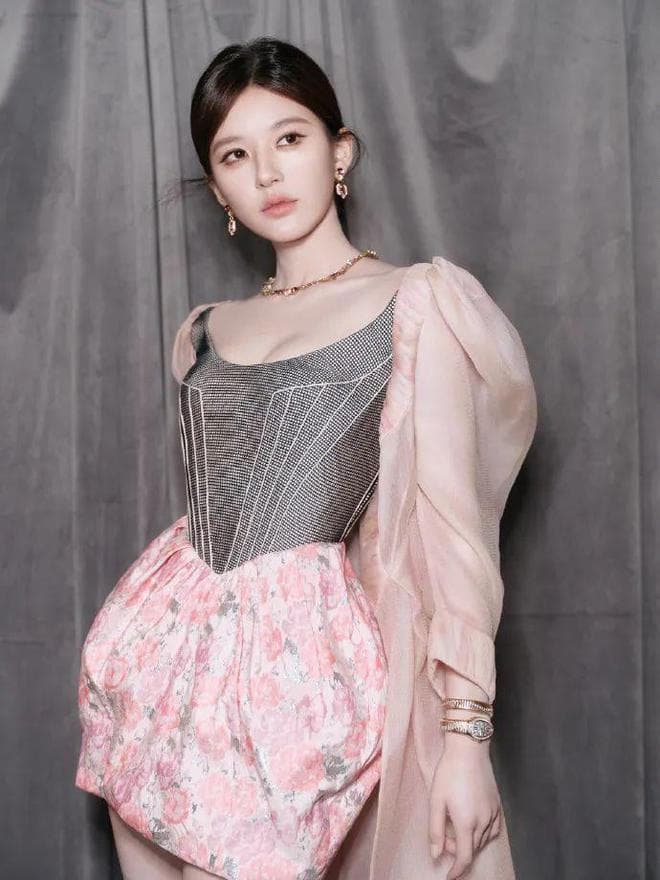 解锁大女主经商赛道，赵露思表演版图扩张中