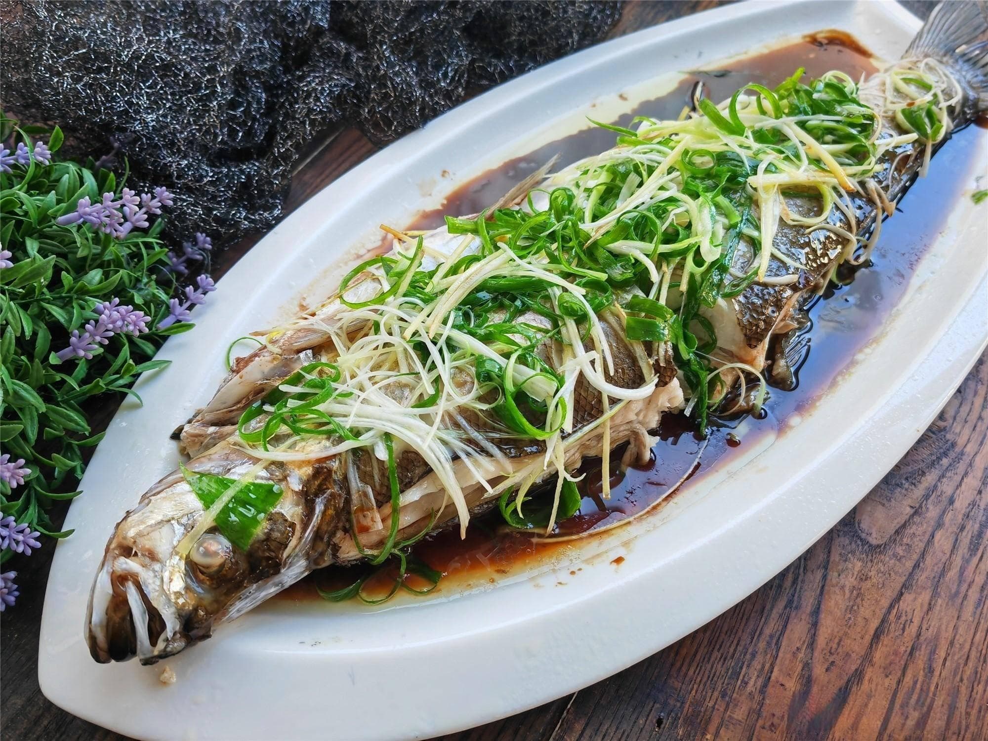 清蒸大白鱼：肉嫩味鲜，一点也不腥