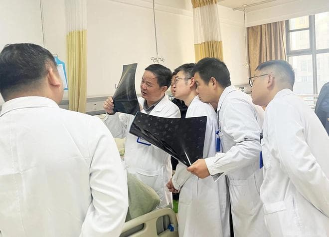 断臂成功“接活”！显微镜下的“绣花”功夫