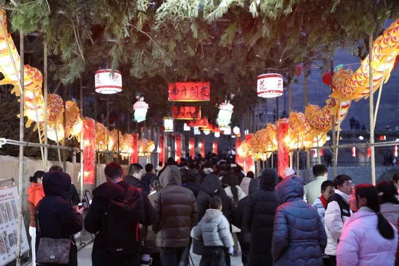 【圣境甘南·非遗新春】舟曲：“东山转灯”绽放非遗光彩