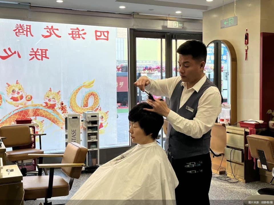 理发店提前2小时营业  美发行业服务要适度