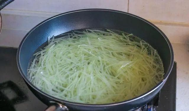 炒土豆丝焯水和不焯水的区别？两种做法口感天差地别