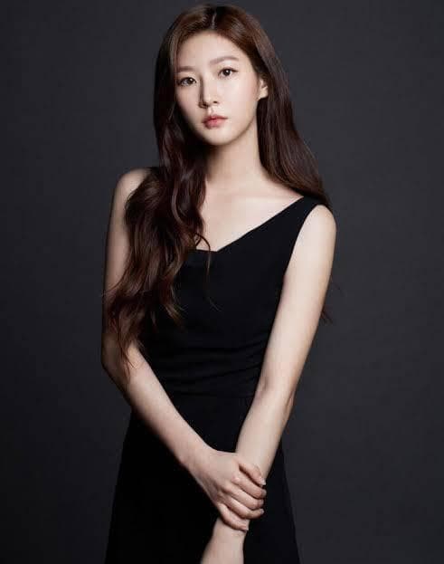 韩国25岁女明星金赛纶去世，粉丝称舆论批评超出其忍受极限