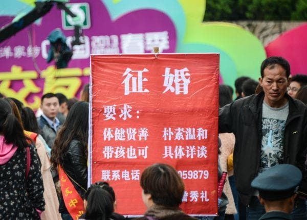 晚婚不婚越来越常见 多重因素致中国结婚率逐年走低