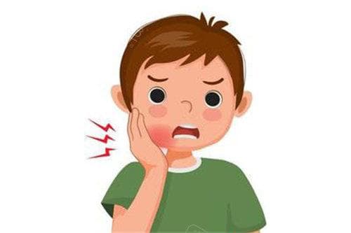 吃苹果有血是怎么回事？可能是牙龈出血或口腔问题，多种原因需警惕
