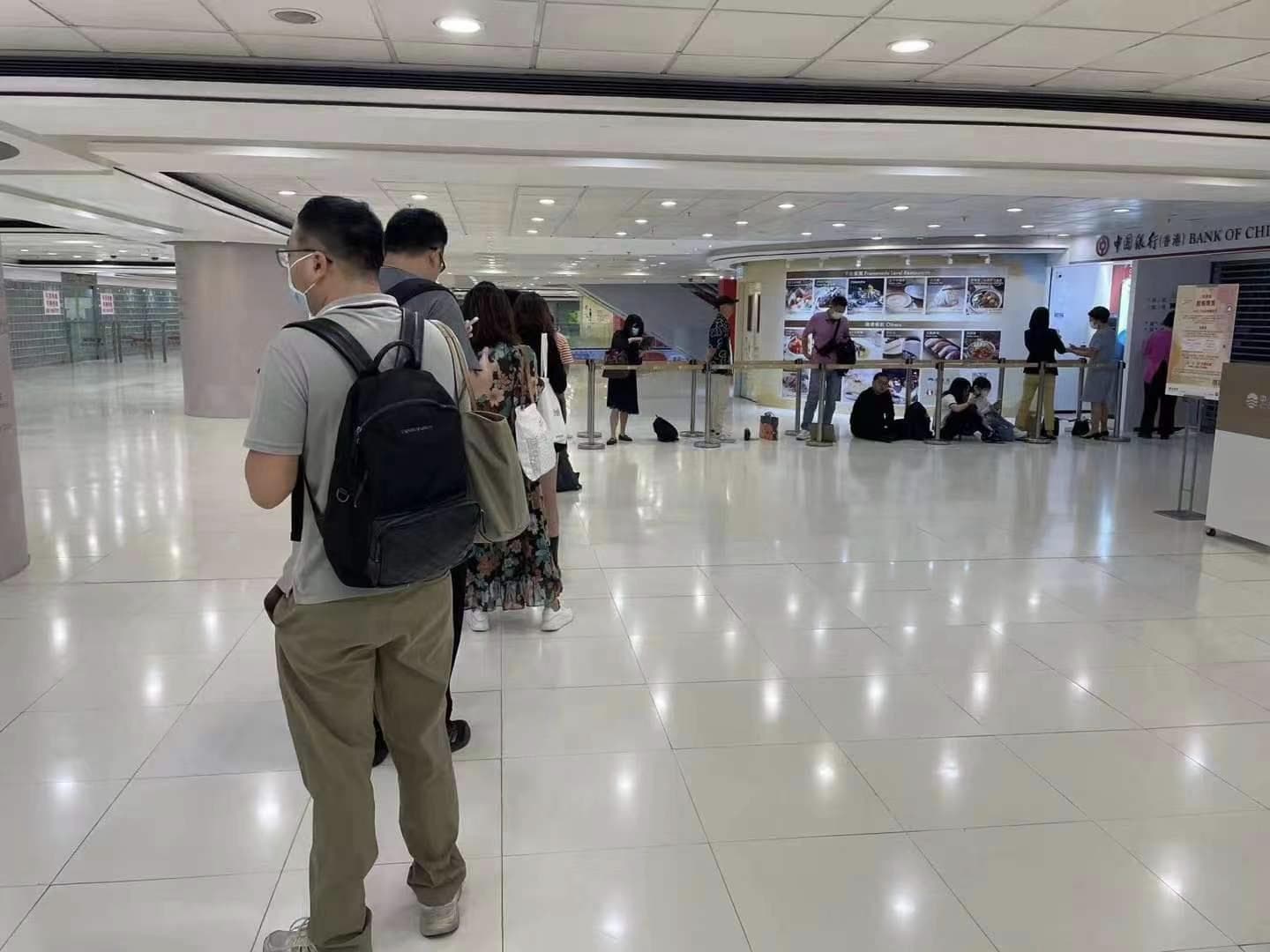 香港存款利率飙升至9%，赴港开户热潮下隐藏哪些风险？