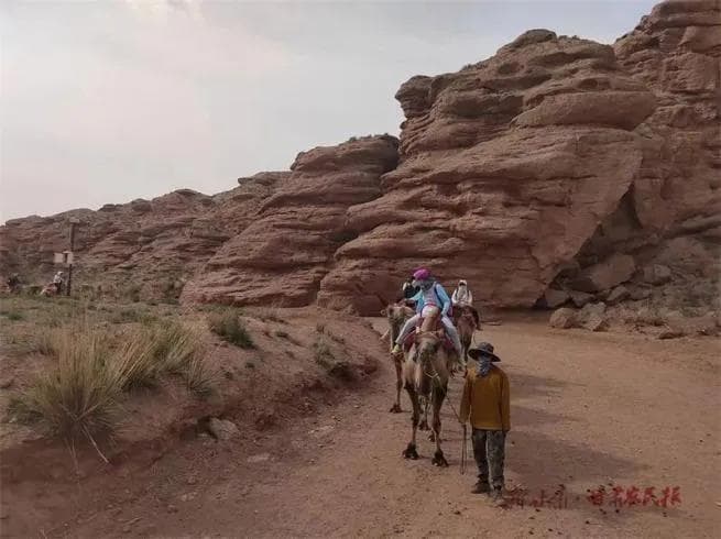 来平山湖大峡谷，在这片土地上放肆一回！