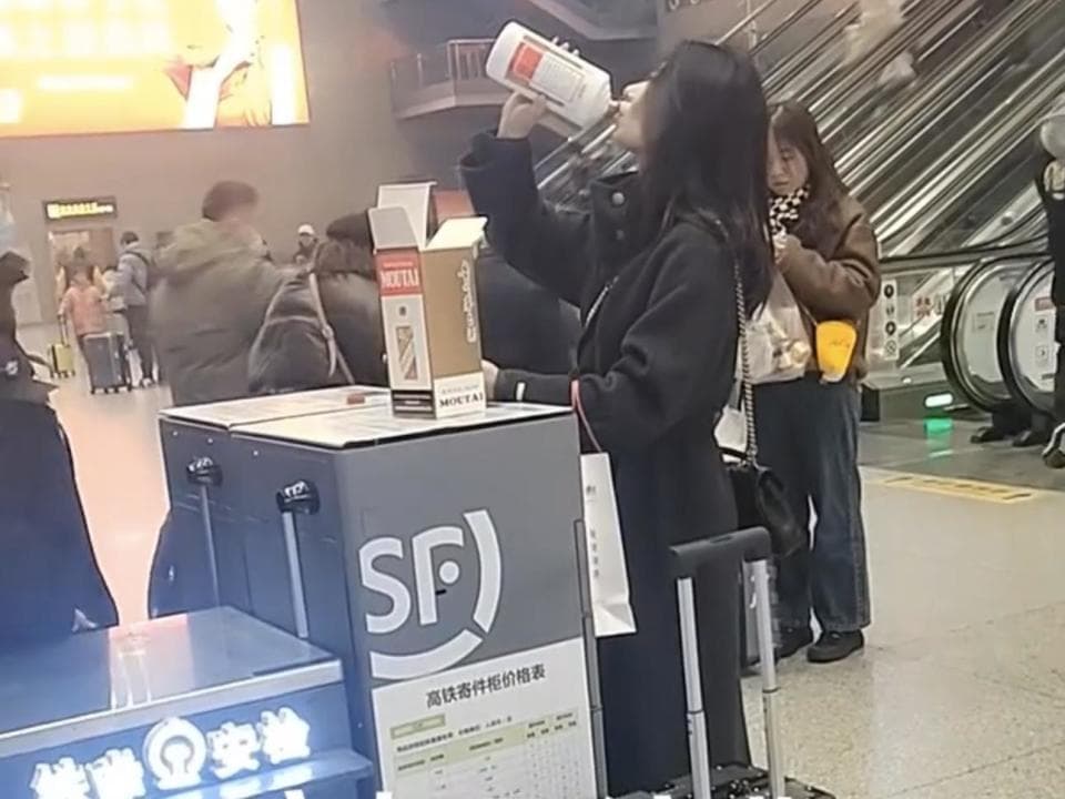 女乘客在安检口对瓶喝酒？南京南站：发生过，不确定是否摆拍