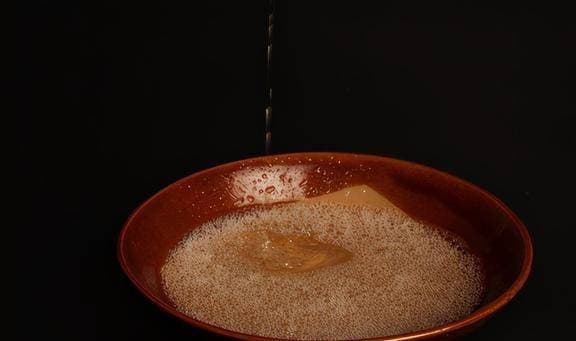 揭秘茅台镇传统酱香酒勾兑工艺：从选酒到静置融合的关键步骤