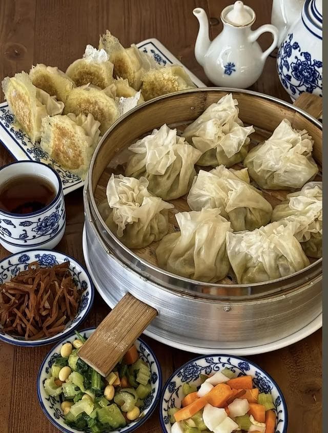 内蒙古“硬核”早餐：探访羊肉烧麦与奶茶的草原风情