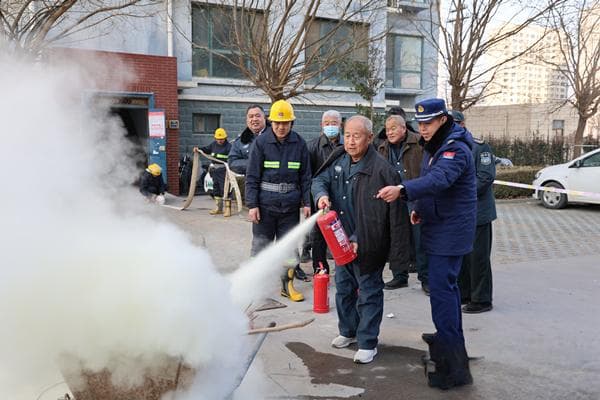 山东滨州：消防演练进社区 筑牢春节安全“防火墙”