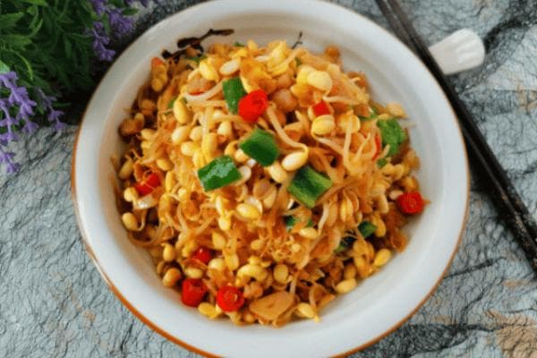 黄豆芽，看似平凡的食材，实则蕴含着多样的烹饪可能
