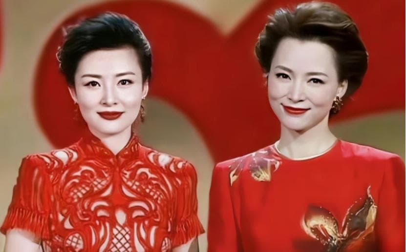 56岁周涛和50岁董卿近照，一个优雅老去，一个剪短发成路人