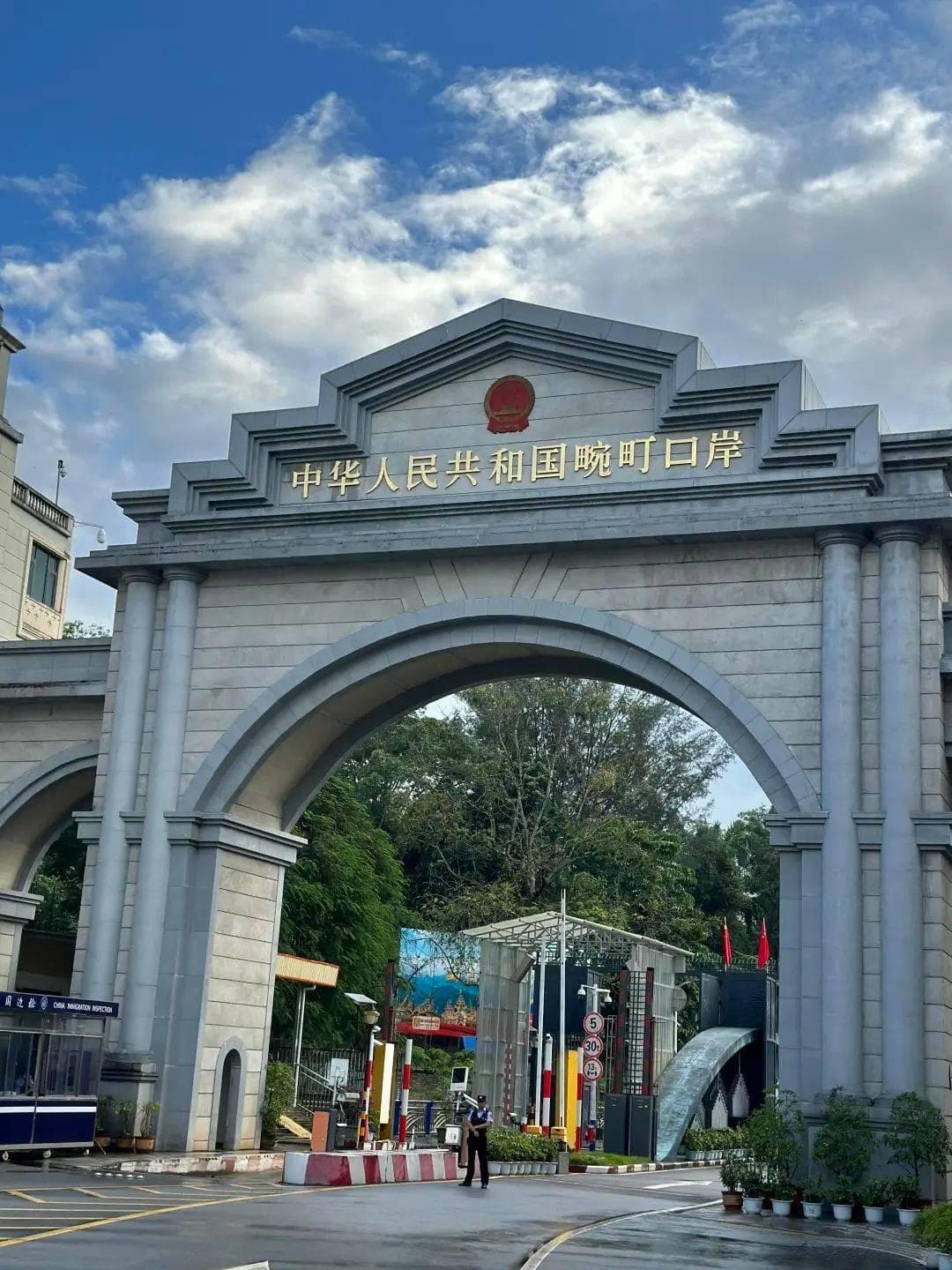 边境小城瑞丽一日游攻略：傣族风情与缅甸异域文化的完美融合