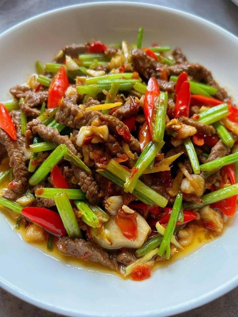 芹香肉嫩，一炒即成！这道家常菜凭什么征服万千味蕾