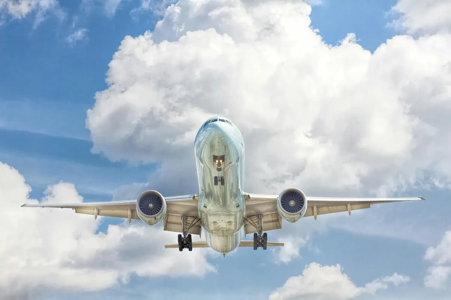 航空业投资指南：从股票到主题基金的投资机会与风险管理