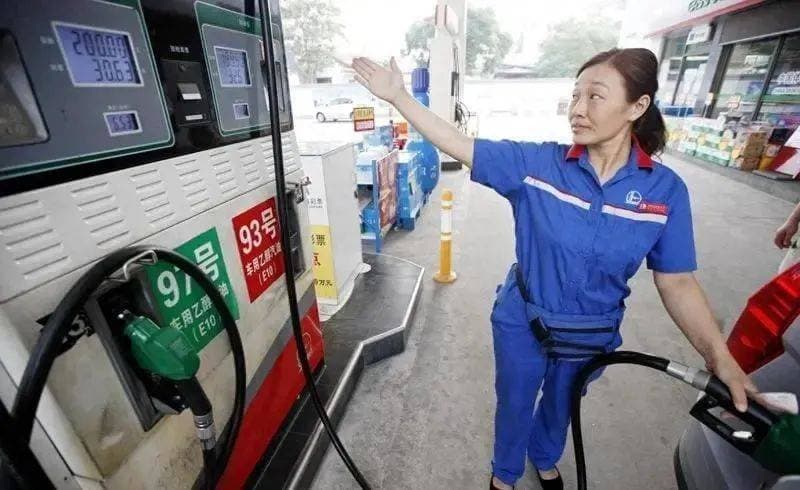 加油策略大比拼：一次加满与加200元，哪种更适合你？