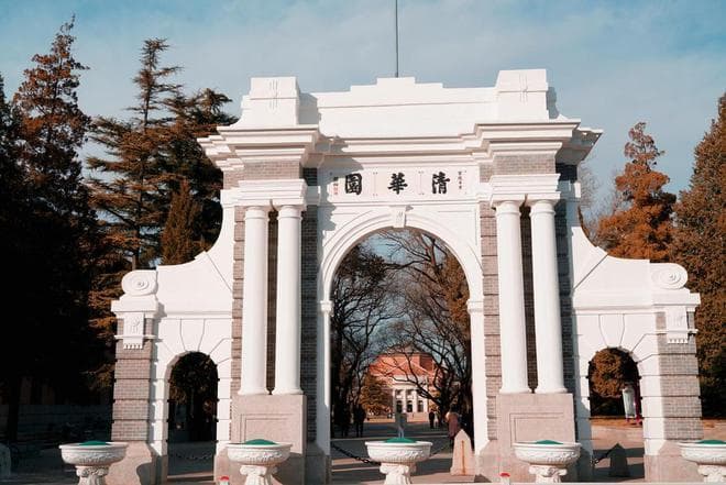 清华2024出国率18.4%，国内就业率85%，20所大学出国率到底多少？