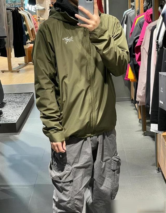硬壳还是软壳冲锋衣？详解优缺点与适用场景