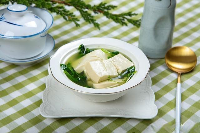 豆腐在烹调时容易碎，有什么办法可以避免？保持完整不碎的秘诀