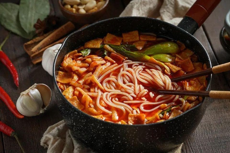 螺蛳粉“增臭剂”事件调查：食品安全与行业规范的双重考验