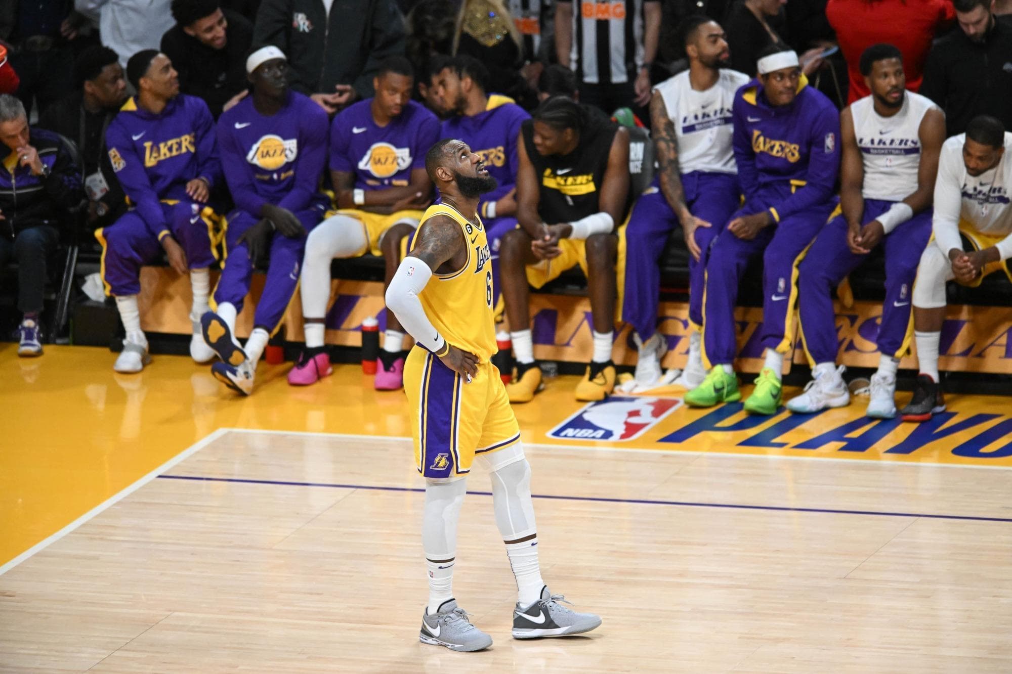 西决出局后詹姆斯萌生退意，NBA恐难寻接班人