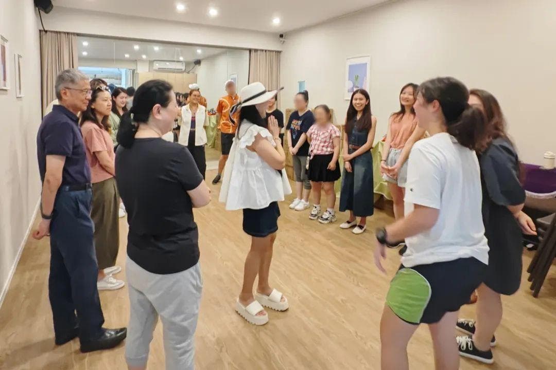 这场即兴的社交情景剧现场笑声不断……