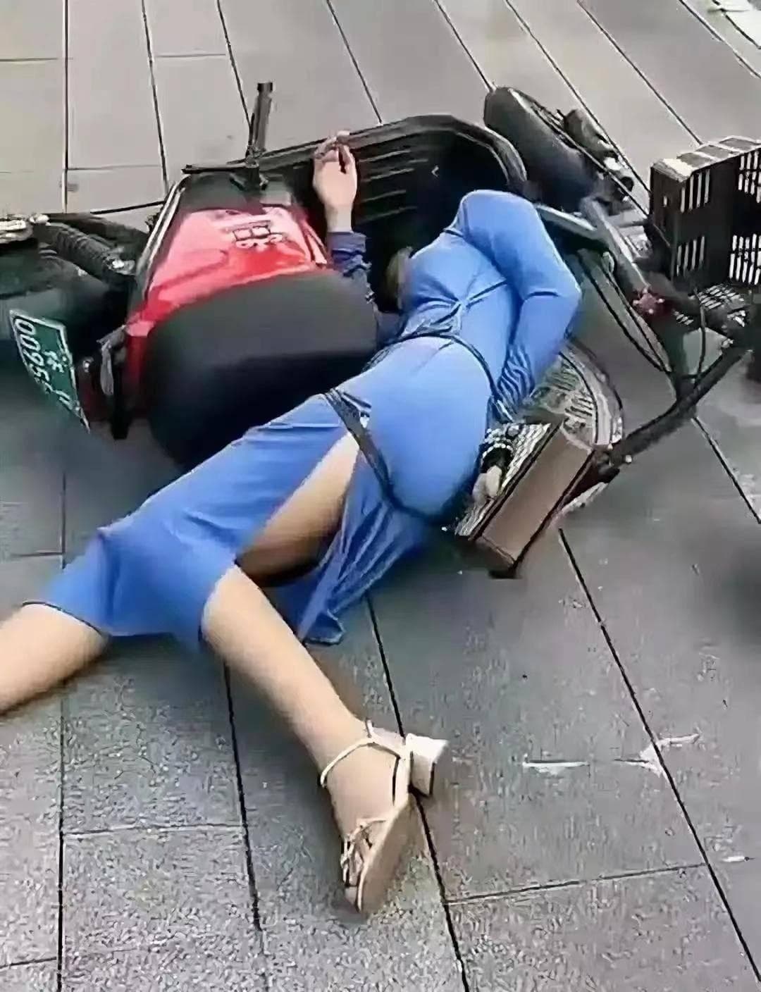 交警执法引争议，女子闯红灯后的“意外之祸”