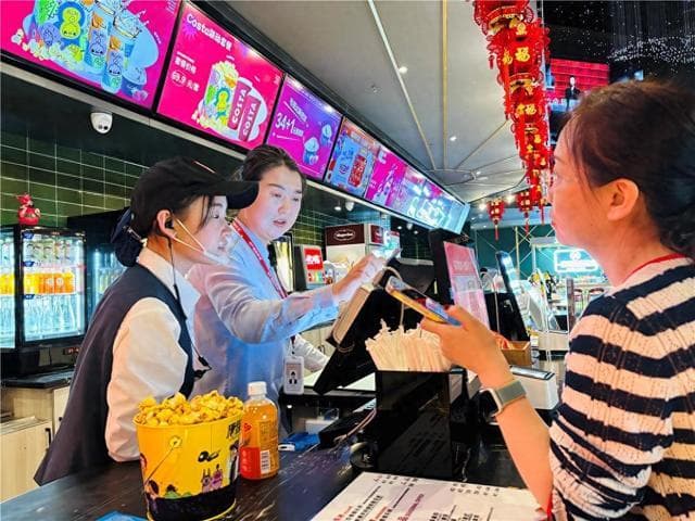 国产电影引爆春节档！观影过节喜气洋洋