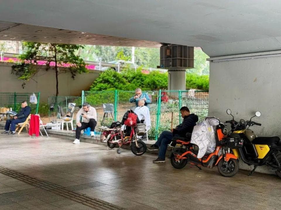 在深圳富人区的桥洞里，靠10块的摆摊生意月入六千