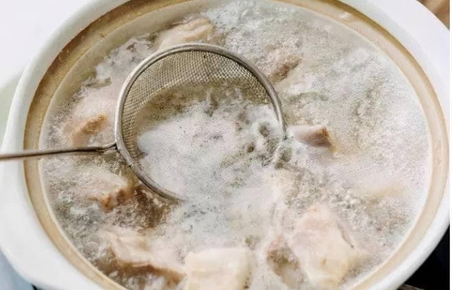 煮肉时的浮沫是什么？是脏东西还是精华？到底能不能吃？